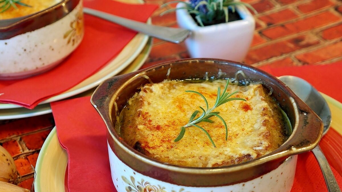 Soupe à l’oignon gratinée