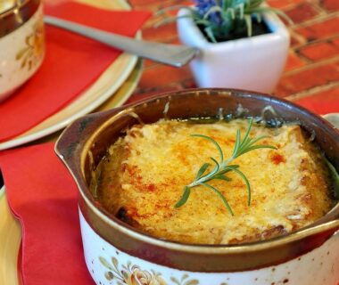 Soupe à l’oignon gratinée